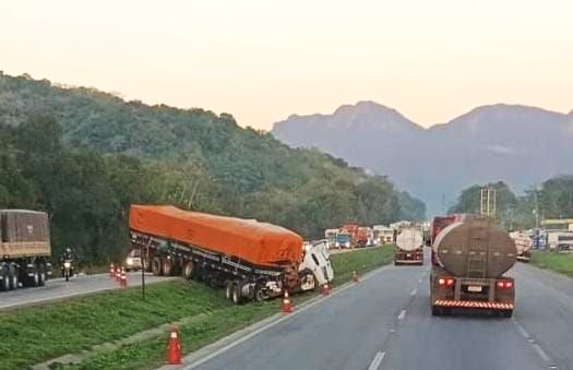 Trânsito na BR-277 terá interdição total na noite desta quinta-feira no sentido litoral 1 1 caminhao