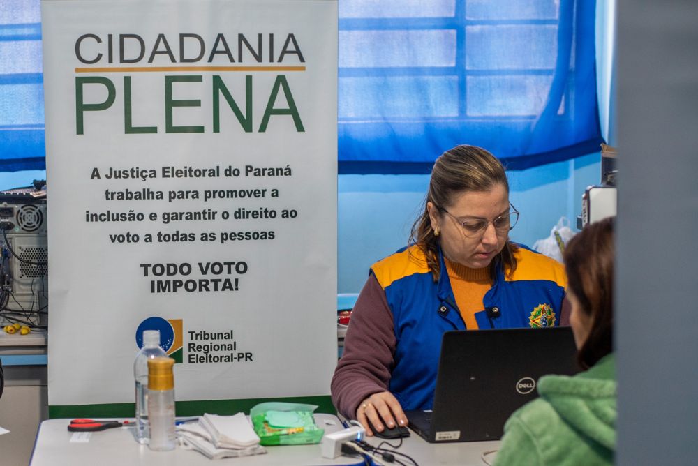Entre os serviços oferecidos estavam emissão de título de eleitor, regularização de documentos e orientações sobre o processo eleitoral (Foto: Moyses Zanardo)