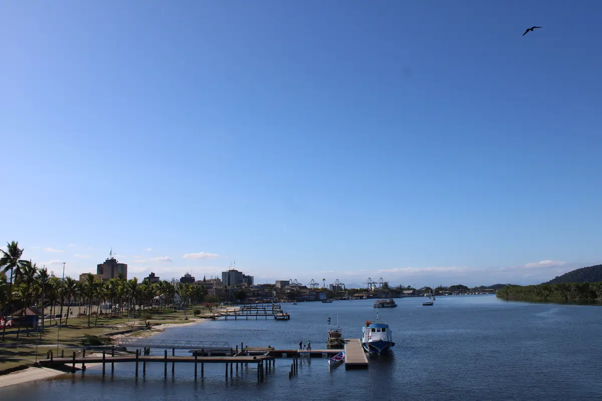 Com céu claro, temperatura máxima no sábado no litoral deverá ficar em torno dos 30.°C 1 Segundo o Simepar, o calor atípico para o inverno deve durar apenas dois dias no Estado (Foto: Folha do Litoral News)