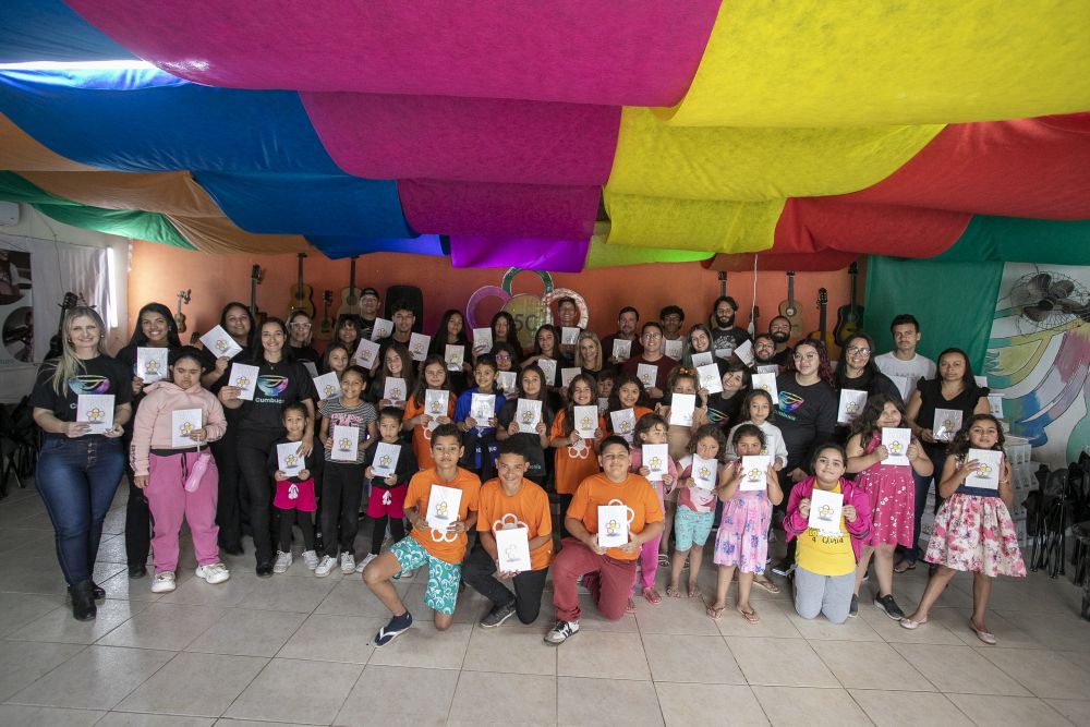 Apoio da Portos do Paraná fortalece Centro Cultural e amplia oportunidades para jovens 1 Com o apoio da Portos do Paraná, o projeto, antes realizado apenas na sede do 5C, passará a ser implementado em 10 escolas estaduais do município (Foto: Claudio Neves/Portos do Paraná)