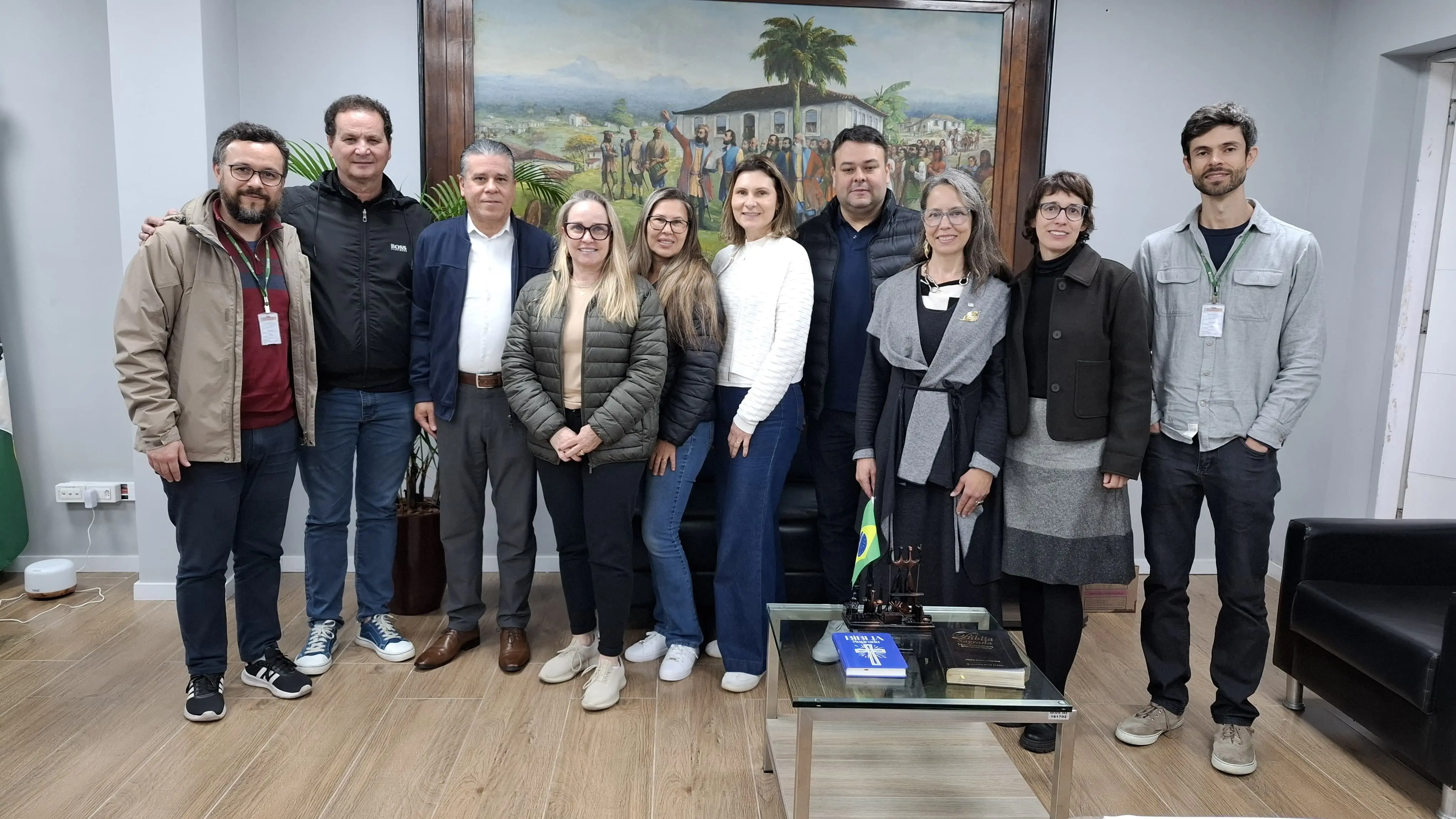 O encontro selou o compromisso de destinação de R$500 mil, por meio de emenda parlamentar do deputado Toninho, para a implantação do Canteiro Modelo (pelo Programa Conviver), com previsão de início em 2026 (Foto: Thais Schwartz)