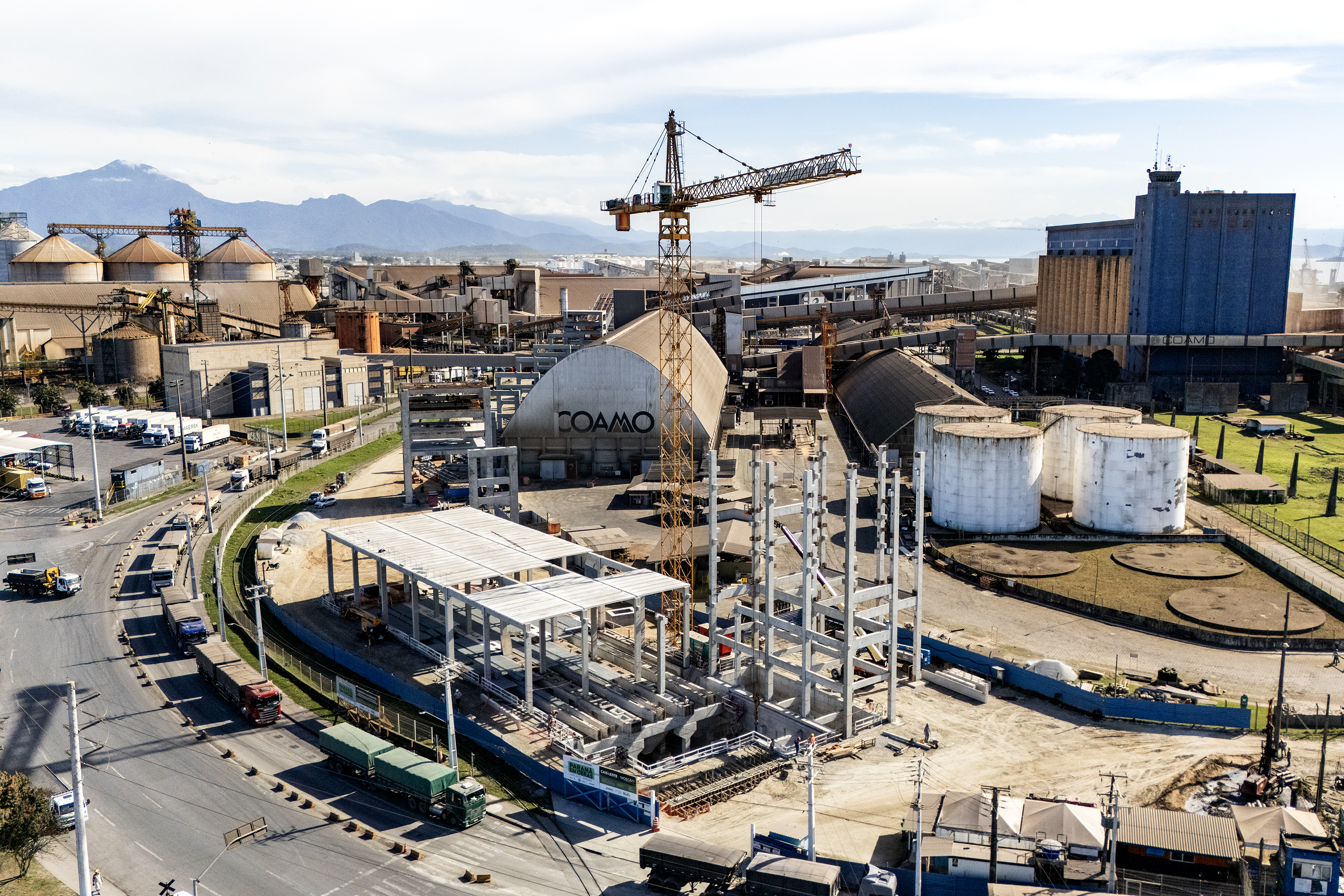 Moegão: mais de 67% da maior obra portuária do Brasil já está pronta 1 O terminal, com capacidade para descarregar 180 vagões a cada cinco horas, vai conectar 11 terminais portuários e reduzirá os cruzamentos de linhas férreas (Foto: Claudio Neves/Portos do Paraná)