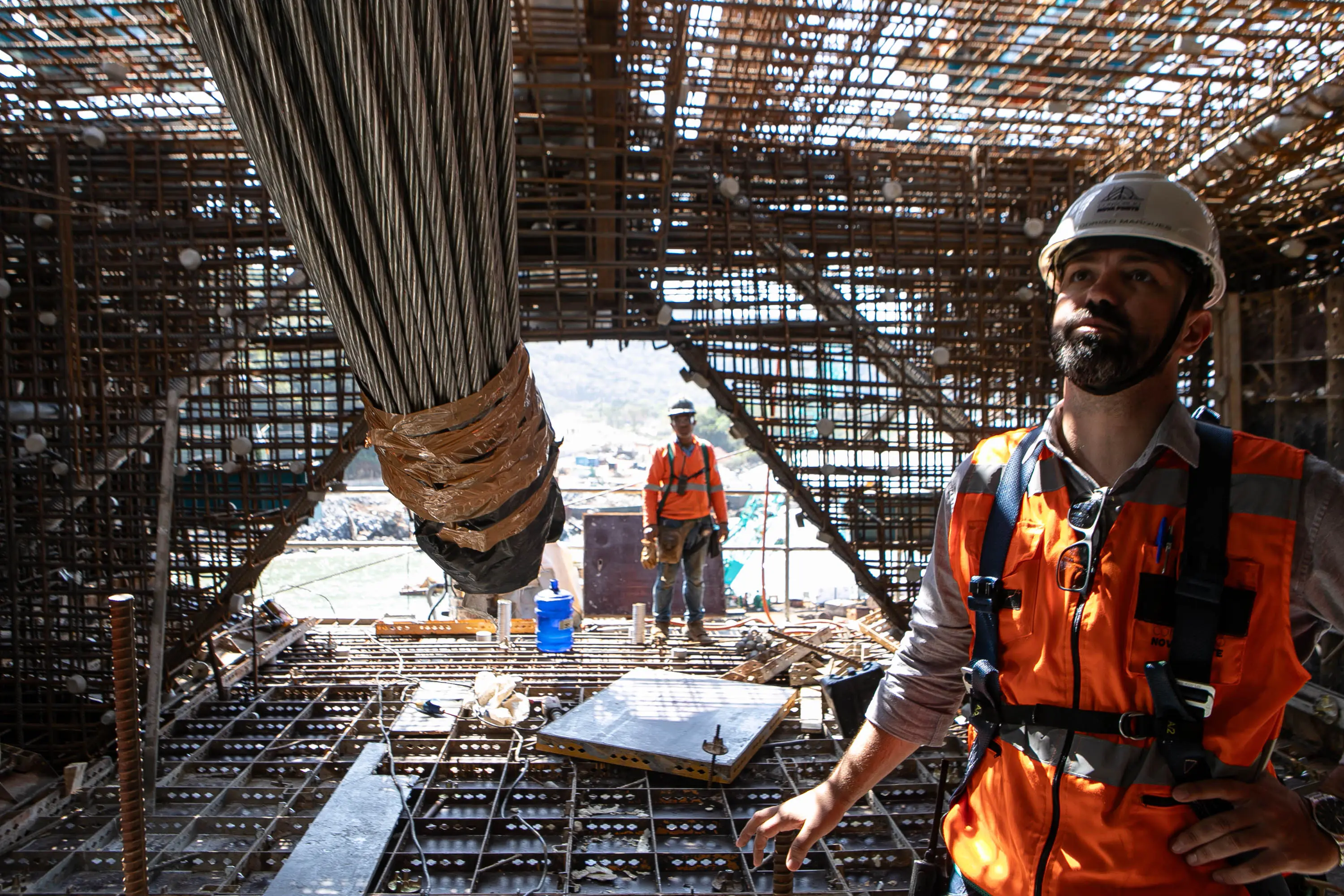 Os estais farão a ligação direta entre o tabuleiro e as torres da estrutura (Foto: Roberto Dziura Jr/AEN)