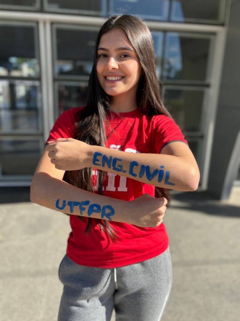 A estudante Elysa Bittencourt de Medeiros passou em Engenharia Civil na UTFPR  (Crédito das fotos: Divulgação/Colégio Diocesano Leão XIII)
