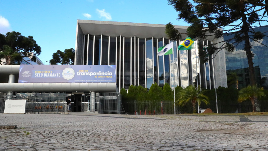 Programação da Assembleia tem homenagens e debates sobre terceirização, arte, empreendedorismo e transporte ferroviário 1 Na pauta da sessão plenária de segunda-feira (11) constam 14 itens (Créditos: Valdir Amaral/Alep)