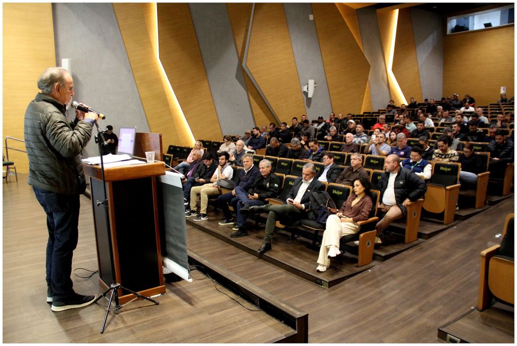 Mário Teixeira, presidente da FENCCOVIB (Federação Nacional dos Conferentes, Consertadores, Vigias Portuários, Trabalhadores de Bloco, Arrumadores e Amarradores de Navios), explicou as dificuldades enfrentadas nas negociações em Brasília (Foto: Iroze Picanço)