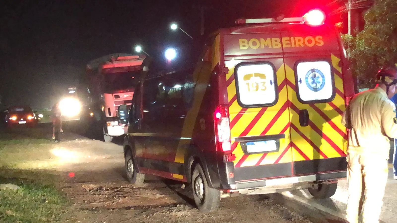 Com ferimentos graves na cabeça, o pedestre foi encaminhado pelo SIATE para o Hospital Doutor Alcídio Bortilin