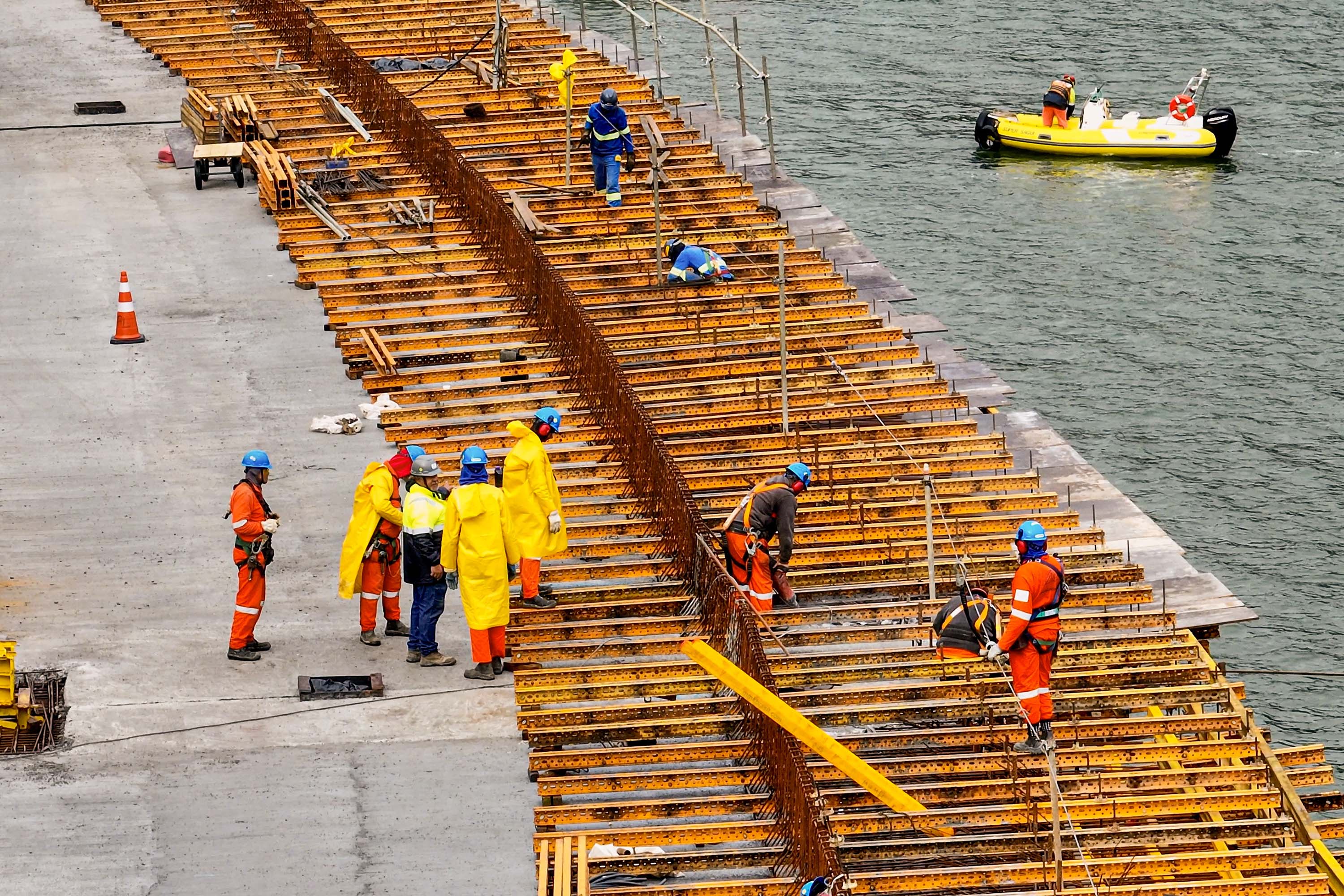 Setor de serviços teve o melhor desempenho, com 50,4 mil contratações a mais do que demissões nos seis primeiros meses do ano, seguido pela indústria, com 21,6 mil vagas (Foto: Arnaldo Neto/AEN)