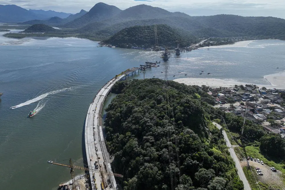 Ponte de Guaratuba atinge 70% de execução com avanços nos acessos viários 1 Em julho, a obra avançou em Guaratuba com contenções, solo grampeado, estaca raiz, tirantes, vigas de travamento e escavação para rebaixar o morro no acesso a Caieiras. / Foto: Arnaldo Neto/AEN