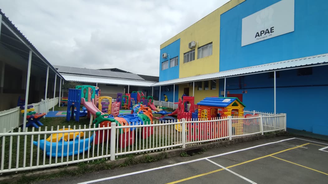 A venda dos tickets é realizada exclusivamente de forma antecipada, diretamente com funcionários da Apae ou pelo WhatsApp da instituição (41) 3423-1032