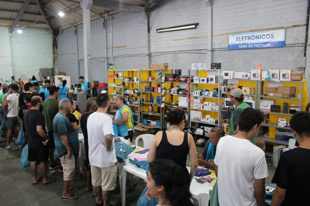 Toda a venda é realizada por meio de uma força tarefa de voluntários e os valores são posteriormente revertidos para projetos sociais no litoral