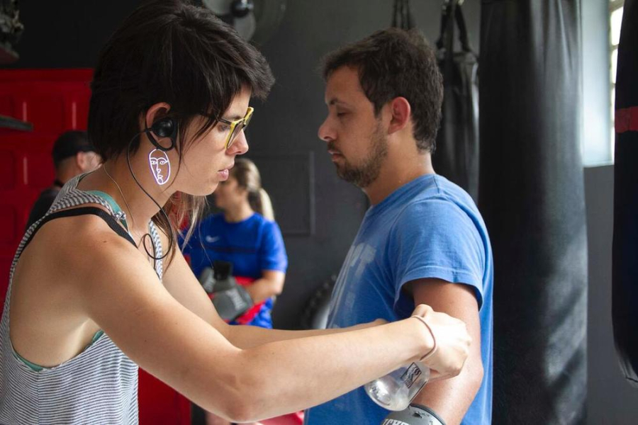 Oficina gratuita sobre figurino no cinema e teatro chega a Paranaguá com aulas práticas e teóricas 2 Oficina gratuita "Vestindo Histórias" será de 25 a 30 de agosto (Foto: Duda Dalzoto)