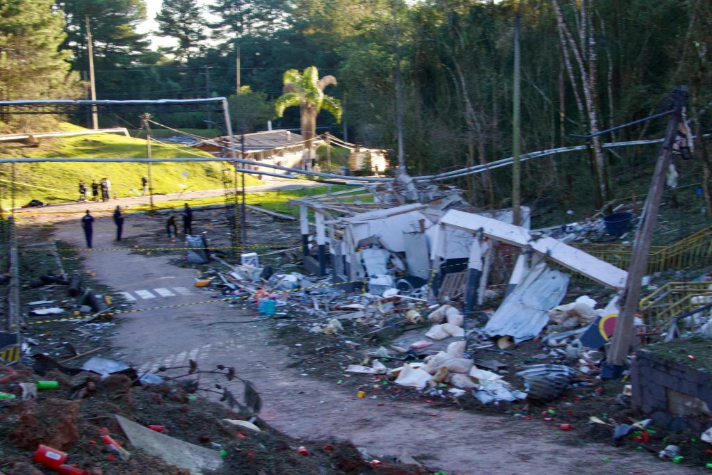 Explosão em fábrica de Quatro Barras reforça alerta do Corpo de Bombeiros sobre segurança com produtos perigosos no litoral 3 FOTO 02 2