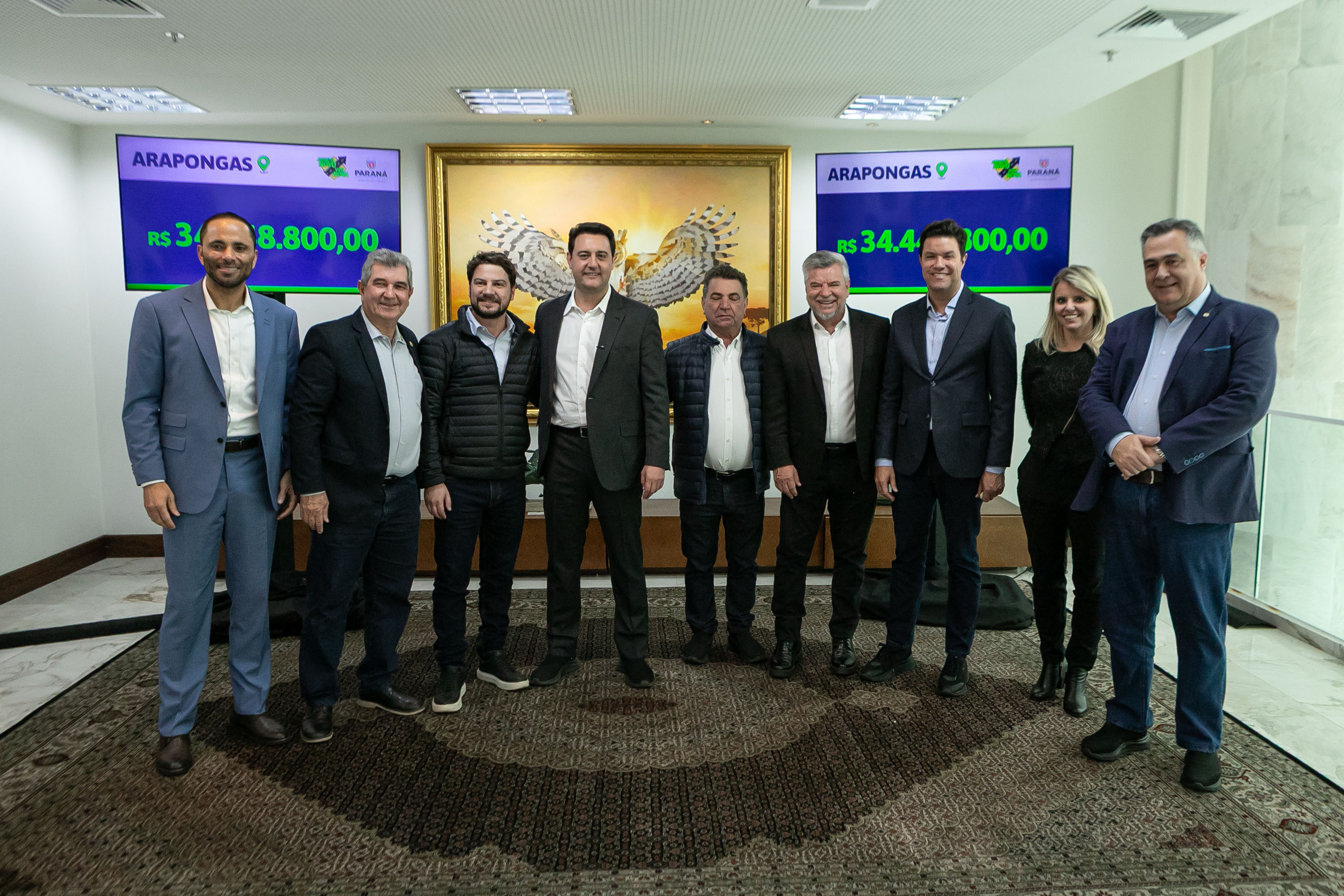 O anúncio foi feito pelo governador Carlos Massa Ratinho Junior, ao lado do secretário estadual das Cidades, Guto Silva, deputados e prefeitos dos municípios contemplados (Foto: Roberto Dziura Jr/AEN)