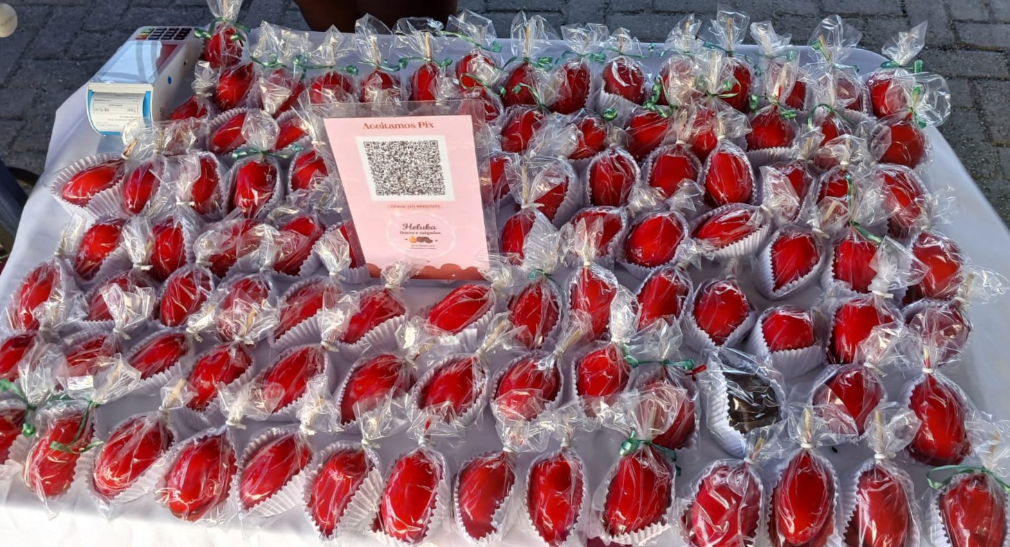 As empreendedoras Luciana Amaro e Elis Regina, destacaram a alta procura, o preço e o impacto nas vendas pelo doce em Paranaguá (Foto: Folha do Litoral News)