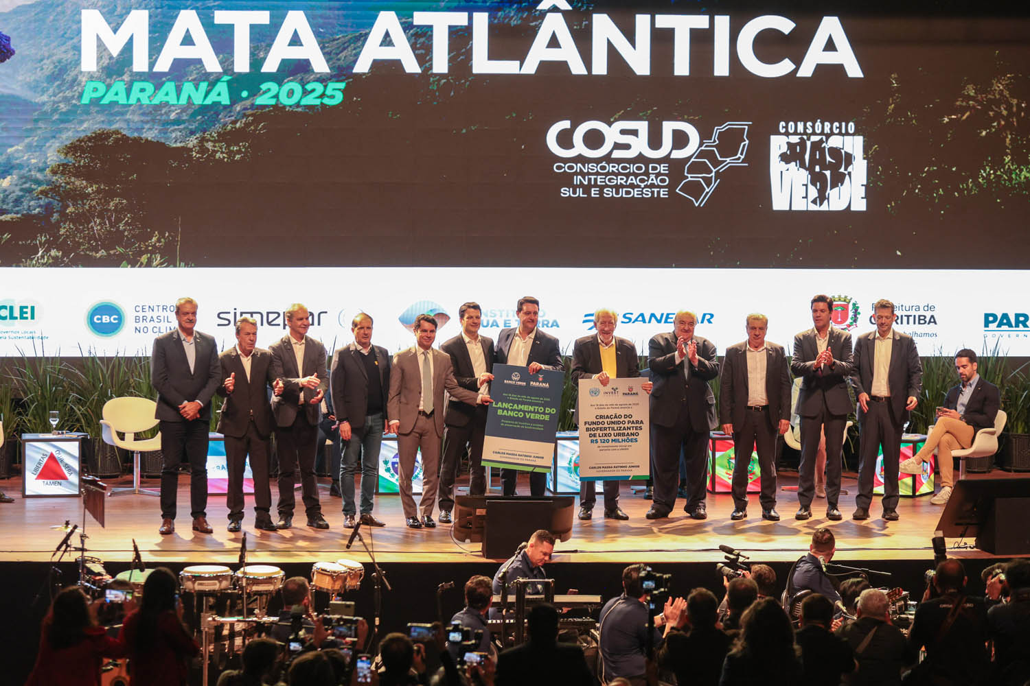 Banco Verde: Paraná lança plataforma para investidores apoiarem projetos ambientais 1 O evento reúne, em Curitiba, governadores de estados das regiões Sul e Sudeste, como parte da agenda do 13° Encontro do Consórcio de Integração Sul e Sudeste (Cosud), representantes do Consórcio Brasil Verde, além de lideranças ambientais e sociais (Foto: Geraldo Bubniak/AEN)