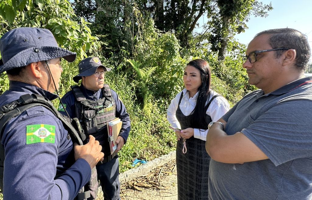 Mais de 400 animais em situação de maus-tratos em Paranaguá foram resgatados em 2025 2 A secretária de Serviços Urbanos de Paranaguá, Christianara Rosa, coordenadora da operação, explica como a secretaria tomou conhecimento da situação de maus-tratos (Foto: Matheus Campos)