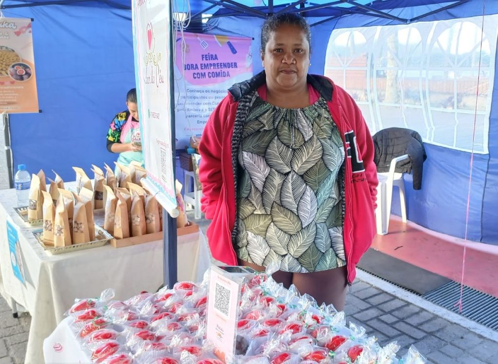 Durante as festividades em Paranaguá, chegou a vender cerca de 480 Morangos do Amor”, afirma Luciana Amaro (Foto: Folha do Litoral News)