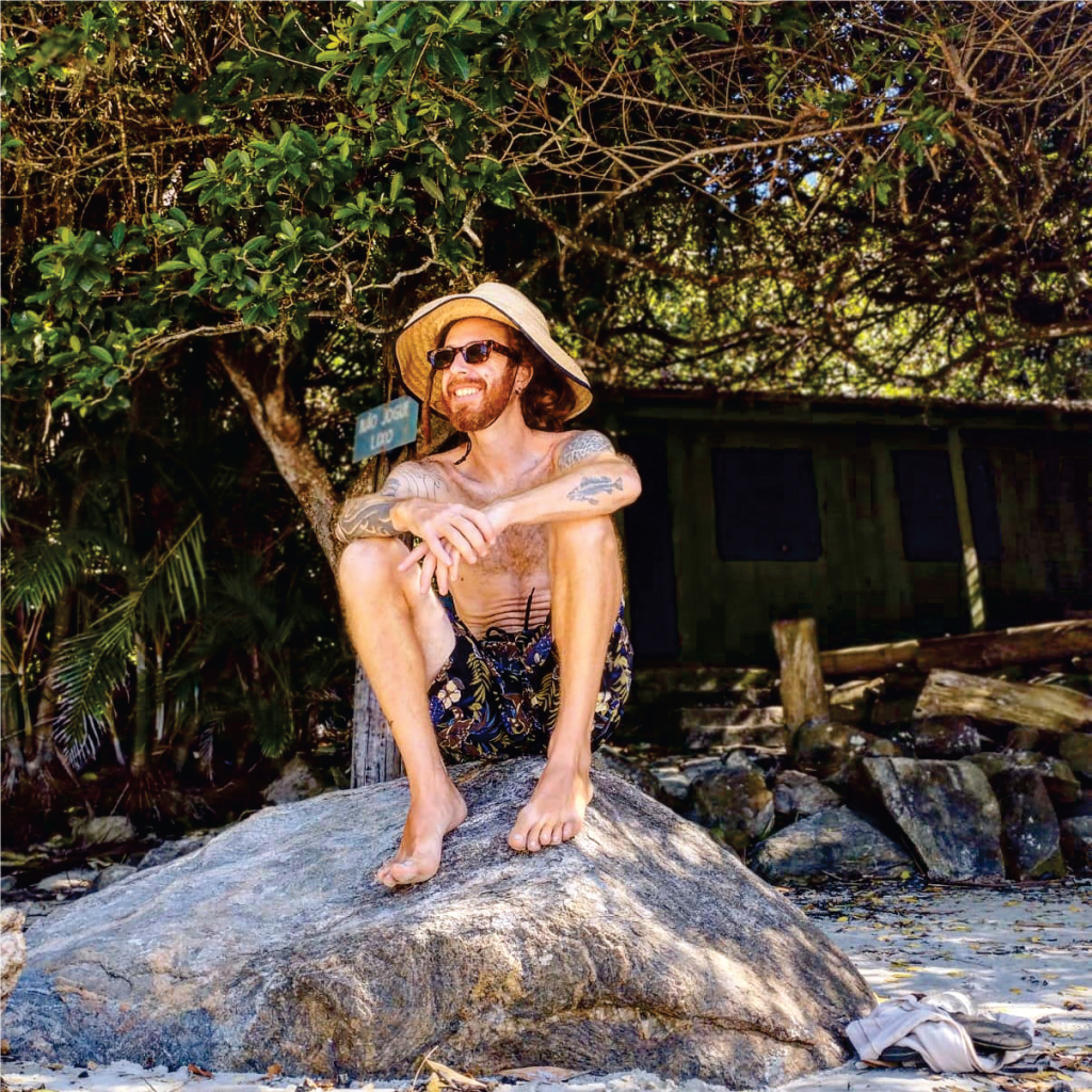 Exposição “Reciclando Pensamentos” chega a Paranaguá na quinta-feira 2 “É como se o mar gritasse e eu devolvesse esse grito em forma de imagem. A arte precisa provocar, denunciar, fazer pensar, e também agir”, afirma o artista plástico paranaense Antonio Labatut (Foto: Divulgação/Assessoria)