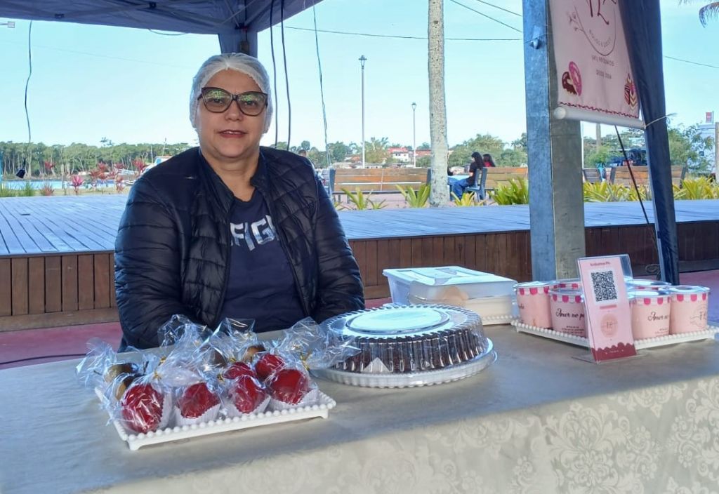 “O que eu consigo produzir eu estou vendendo tudo. Porque eu trabalho sozinha e ele é trabalhoso, tem uma certa dificuldade”, explica Elis Regina  (Foto: Folha do Litoral News)