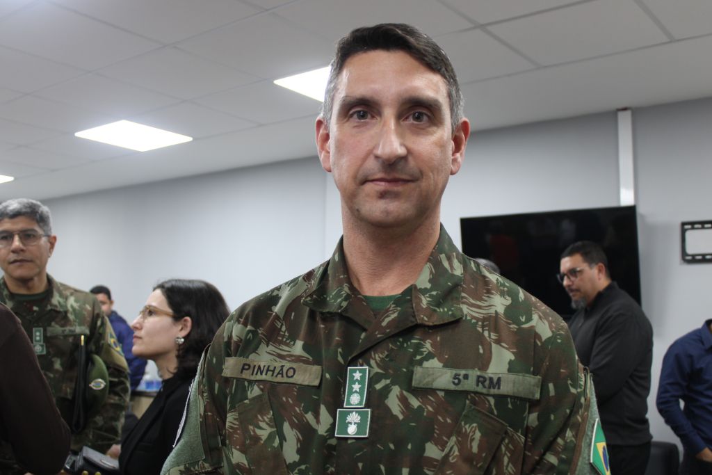 Prefeito Adriano Ramos é empossado como presidente da Junta Militar de Paranaguá 5 O major Alexandre Pinhão, chefe do Posto de Recrutamento e Mobilização de Curitiba, falou sobre o trabalho desenvolvido pelo órgão e destacou a importância da integração da Junta Militar com os municípios (Foto: Folha do Litoral News)