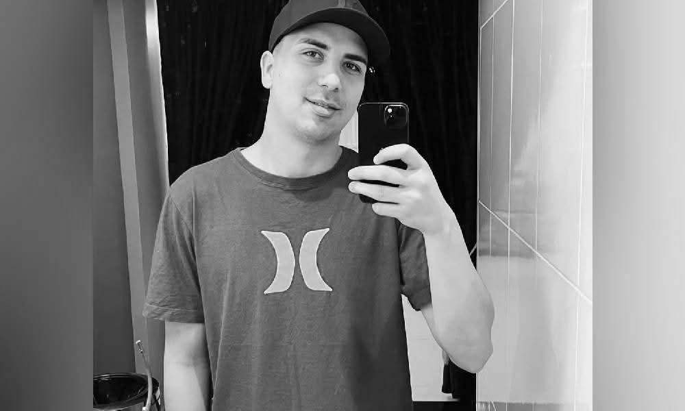 Jisreel Andrey Rodrigues da Costa estava sentado no banco do motorista, quando foi alvejado por vários tiros (Foto: Redes sociais)