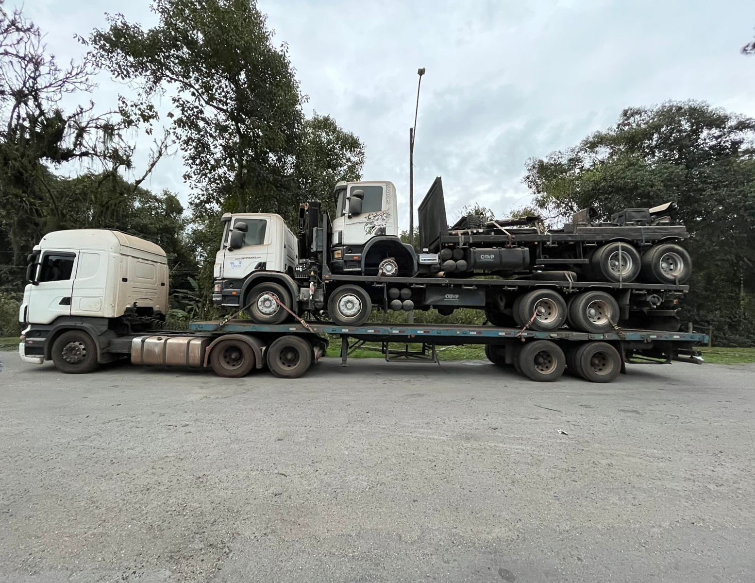 PRF intercepta caminhão paraguaio transportando veículos de forma irregular em Paranaguá 1 IMG 20250816 WA0016