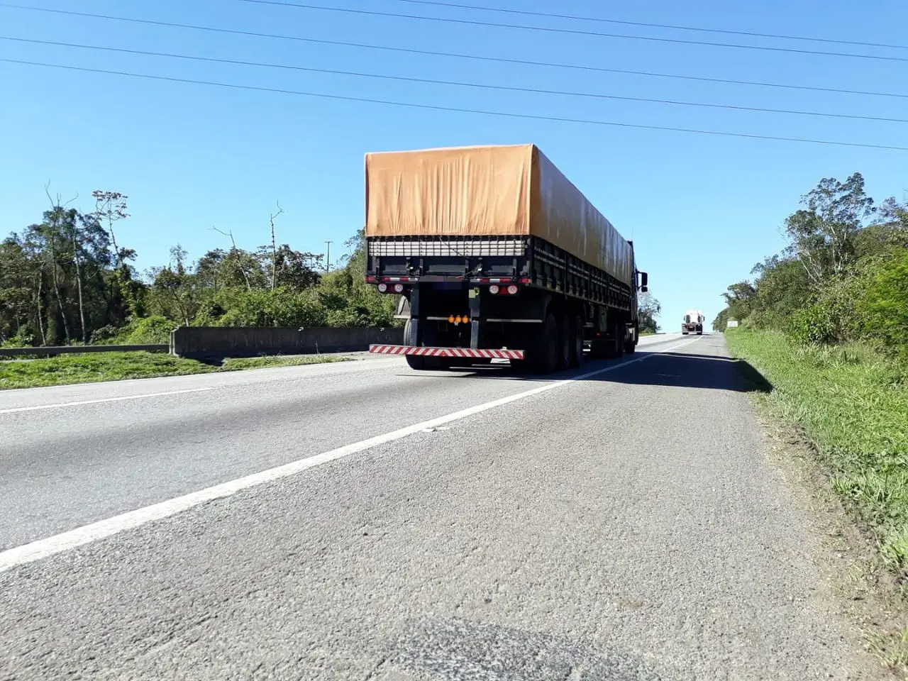 Motorista de caminhão carregado com energético roubado na BR-116 em São Paulo é libertado em Matinhos 1 Motorista de caminhao carregado com energetico roubado na BR 116