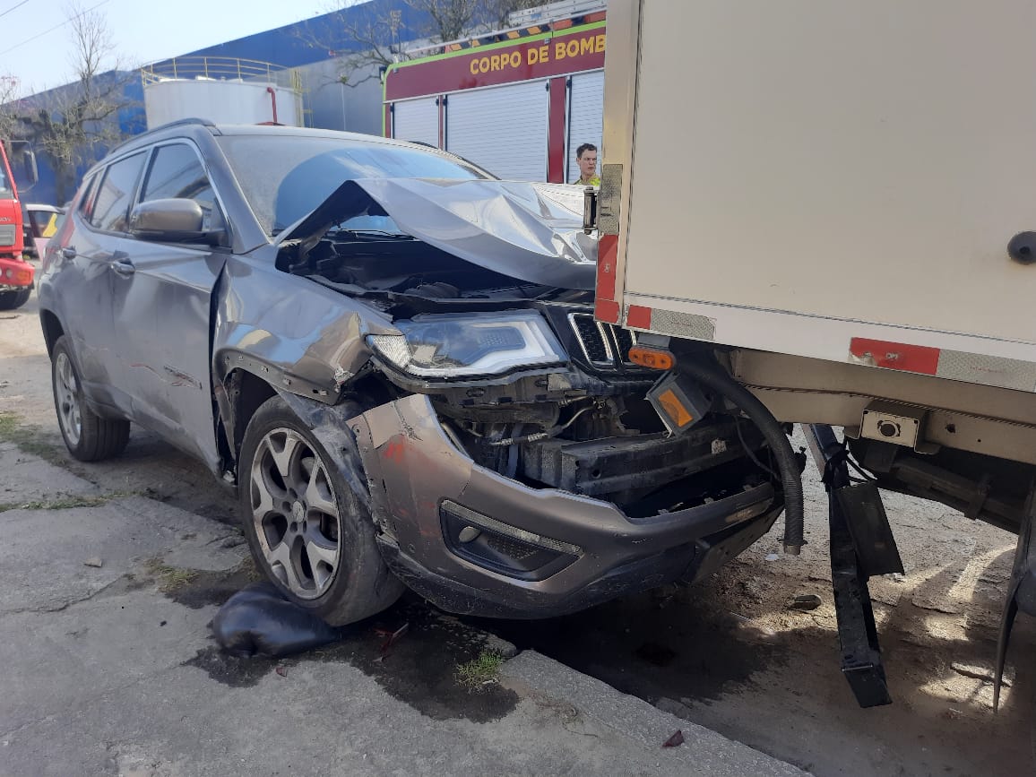 Motorista de utilitário bate em caminhões de entregas no bairro Costeira em Paranaguá 1 O acidente aconteceu em um trecho da Rua Manoel Bonifácio, no bairro Costeira, atrás de um supermercado