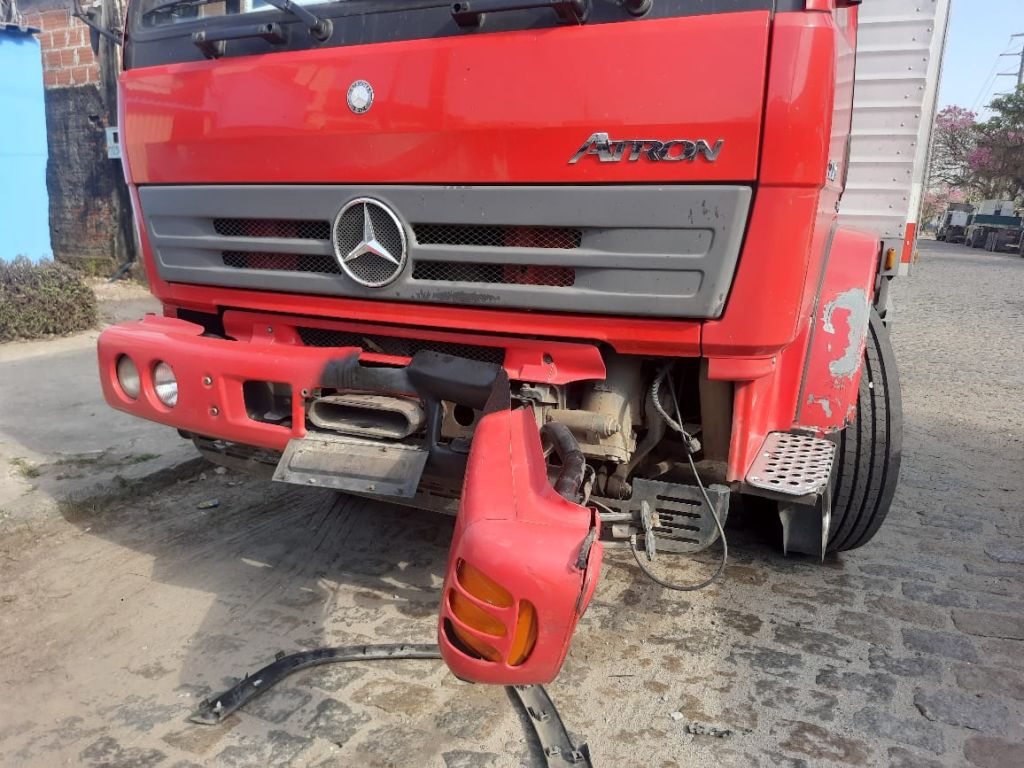 Motorista de utilitário bate em caminhões de entregas no bairro Costeira em Paranaguá 2 Os caminhões baú estavam estacionados na via. Os motoristas não ficaram feridos