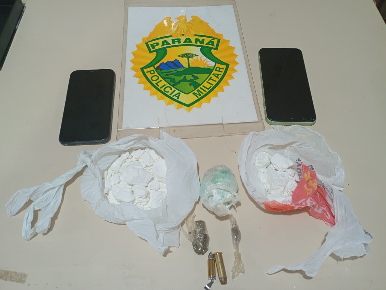 Abordagem de rotina da PM resulta na apreensão de cocaína, maconha e munição em Pontal do Paraná 1 PM encontra cocaina maconha e municao dentro de um carro em Pontal do Parana