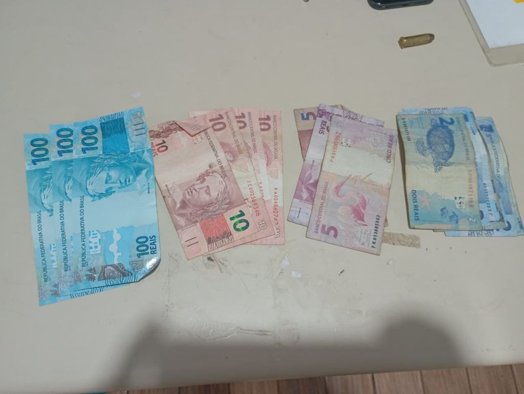 Abordagem de rotina da PM resulta na apreensão de cocaína, maconha e munição em Pontal do Paraná 2 PM encontra cocaina maconha e municao dentro de um carro em Pontal do Parana 1