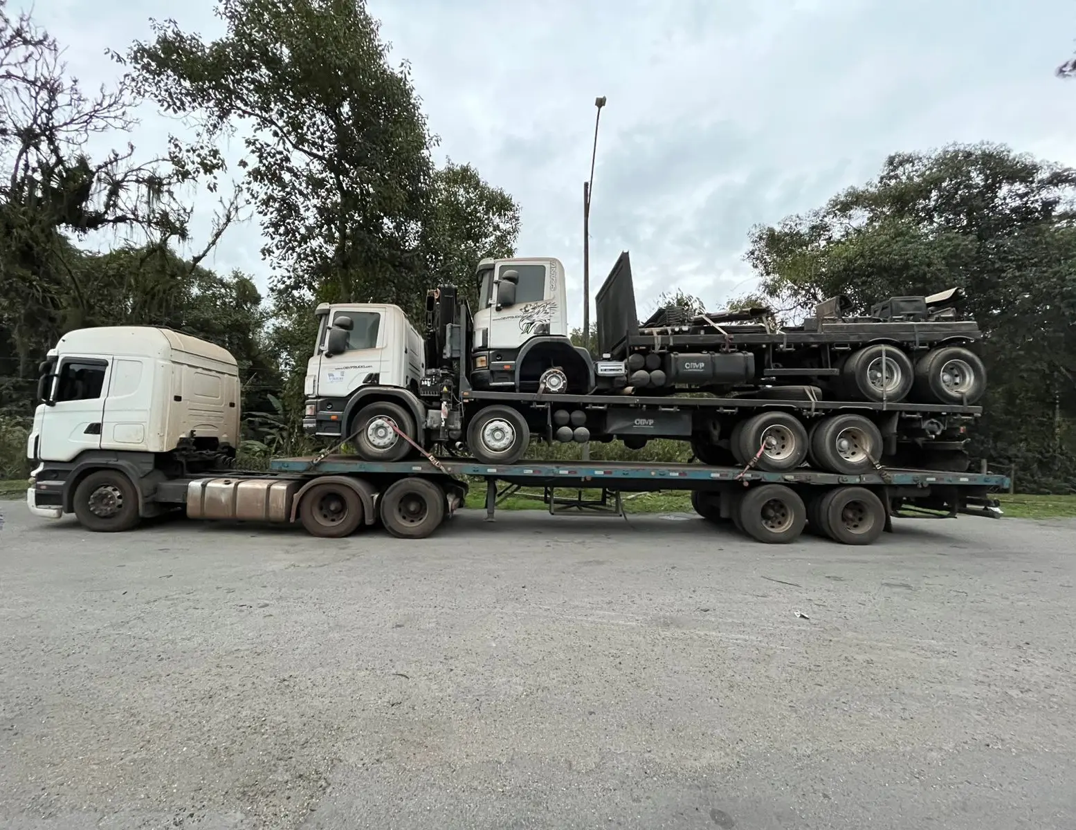 O caminhão estava com pneus em estado precário e apresentava problemas no sistema de freios