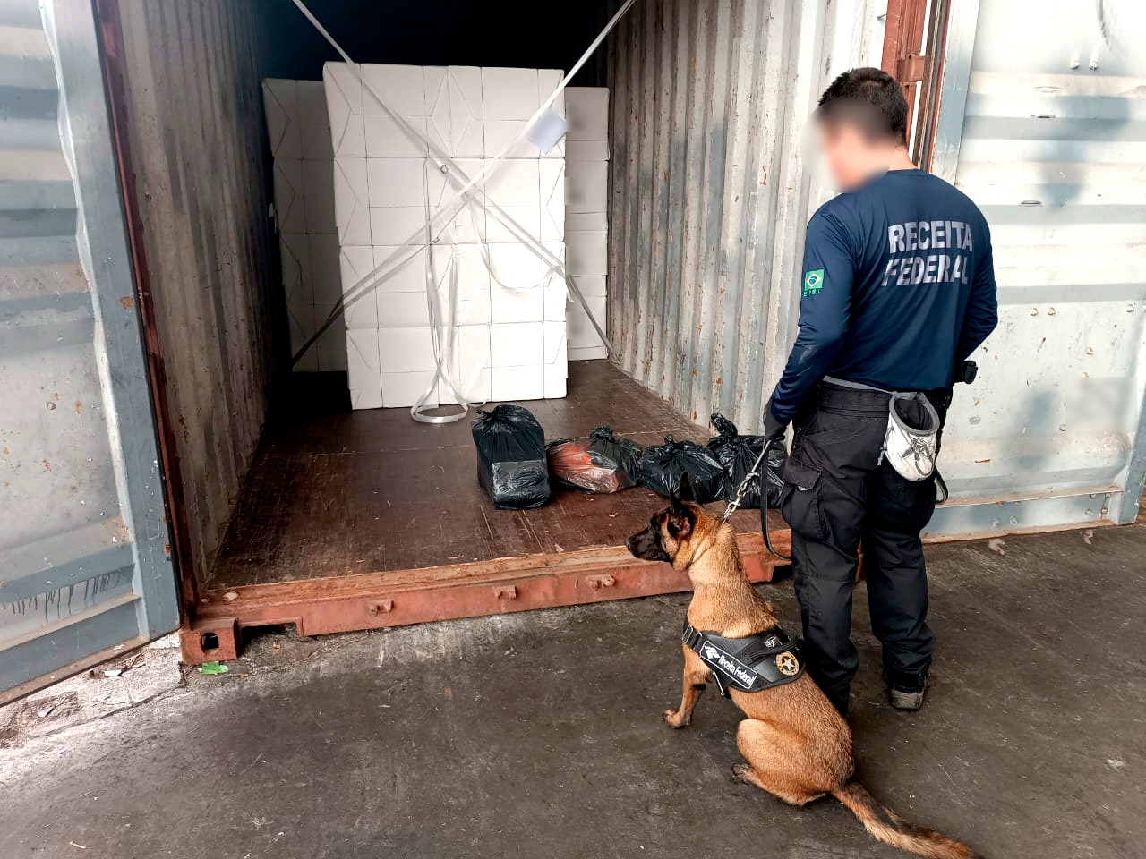 Os tabletes estavam em sacos plásticos dentro da estrutura que seria enviada para o porto de Durban, na África do Sul