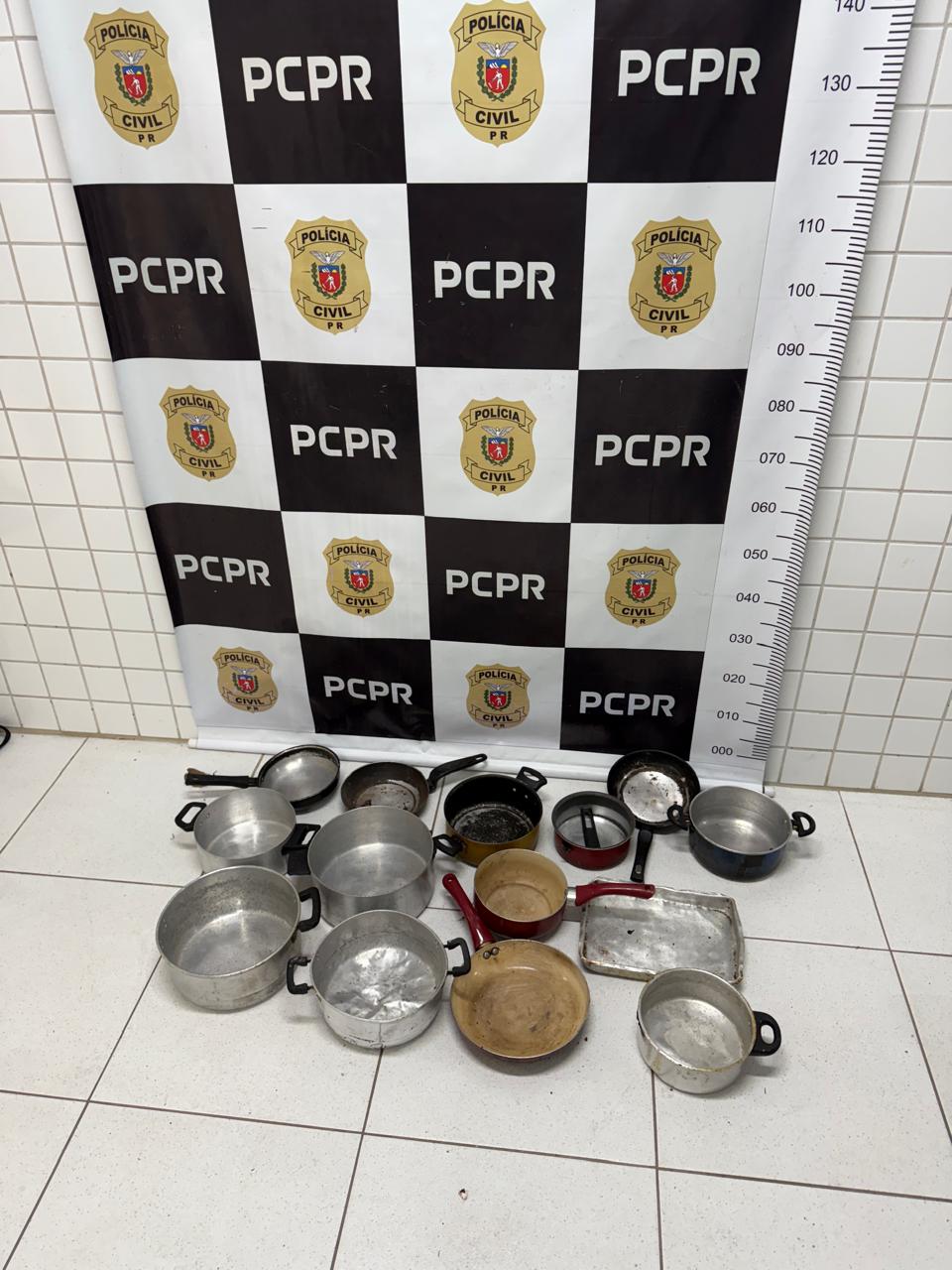 Vigilantes particulares flagram homem com panelas furtadas em uma chácara na zona rural de Matinhos 1 Vigilantes particulares flagram homem com panelas furtadas em uma chacara na zona rural de Matinhos