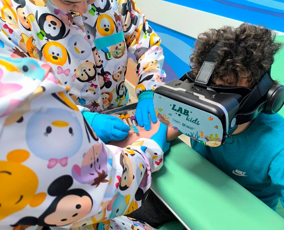 Tecnologia inovadora ajuda a reduzir ansiedade, medo e desconforto durante as coletas de exames em crianças