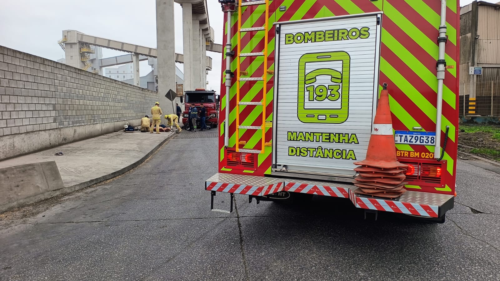 Casal fica gravemente ferido após acidente na Avenida Coronel José Lobo 1 WhatsApp Image 2025 08 25 at 08.47.20