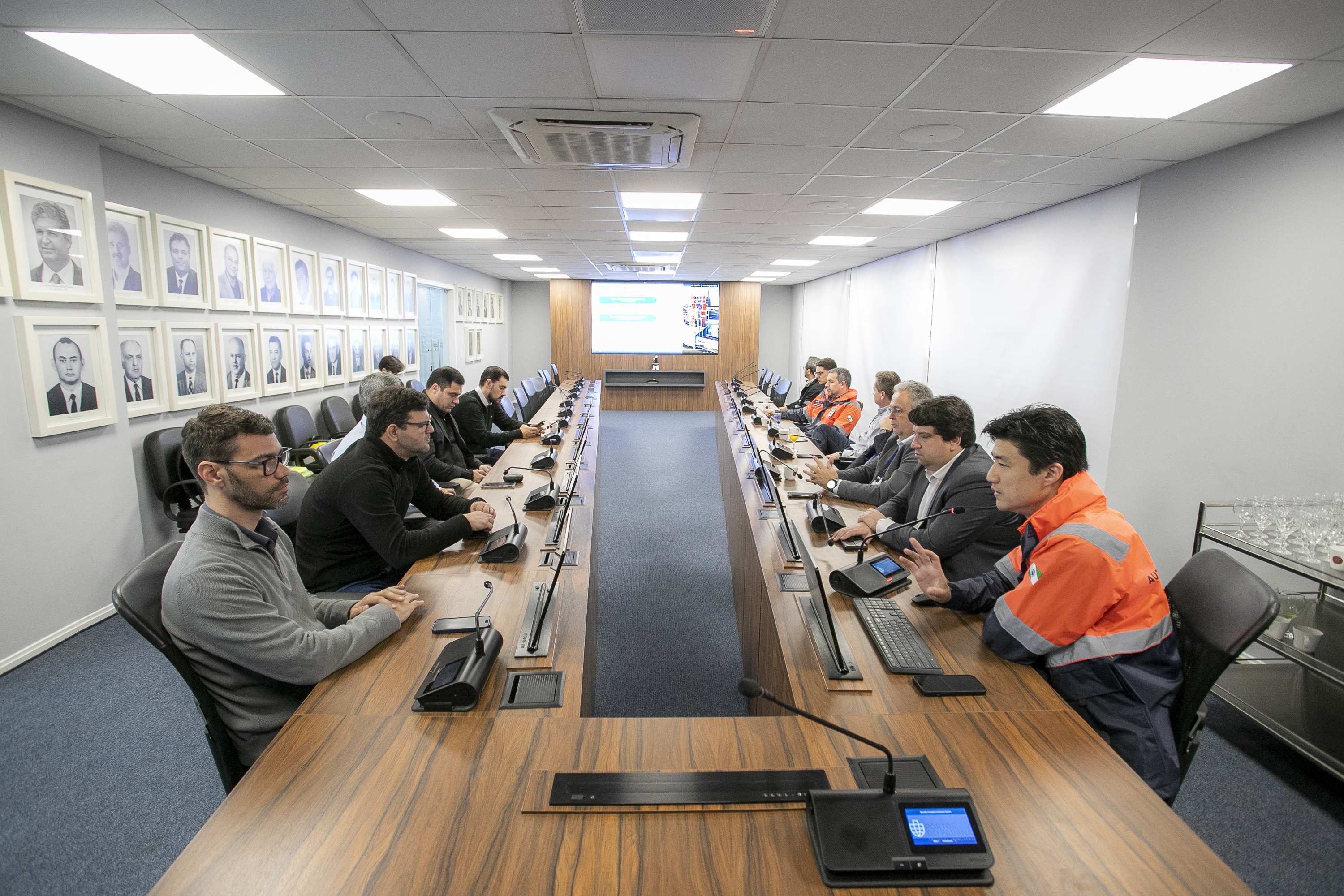 A recepção foi feita pelos diretores da empresa pública, que apresentaram os resultados do Moegão, atualmente considerada a maior obra portuária do país (Foto: Claudio Neves/Gcom Portos do Paraná)