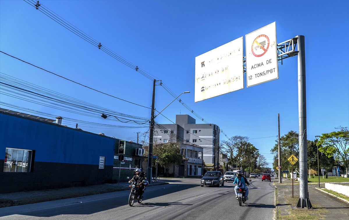 Para segurança dos moradores, placa de sinalização com risco de queda será retirada em Paranaguá 1 placa paranagua 1
