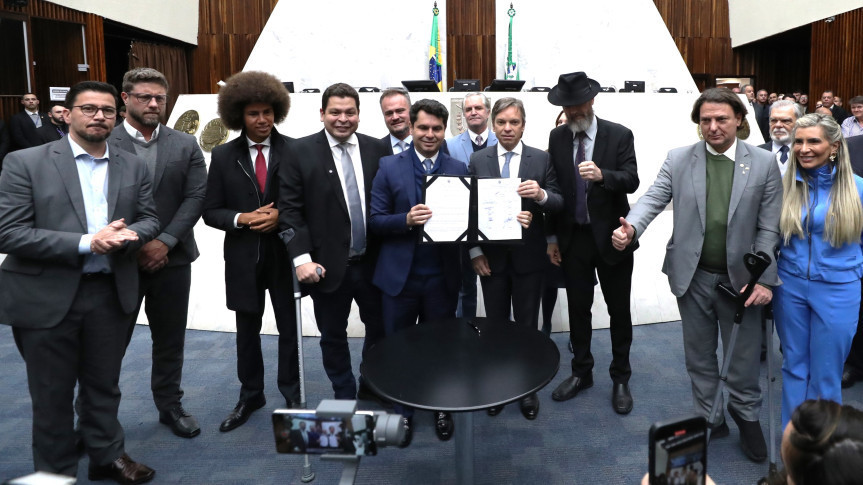 Solenidade aconteceu na noite desta terça-feira (5), no Plenário da Assembleia Legislativa do Paraná (Créditos: Orlando Kissner/Alep)