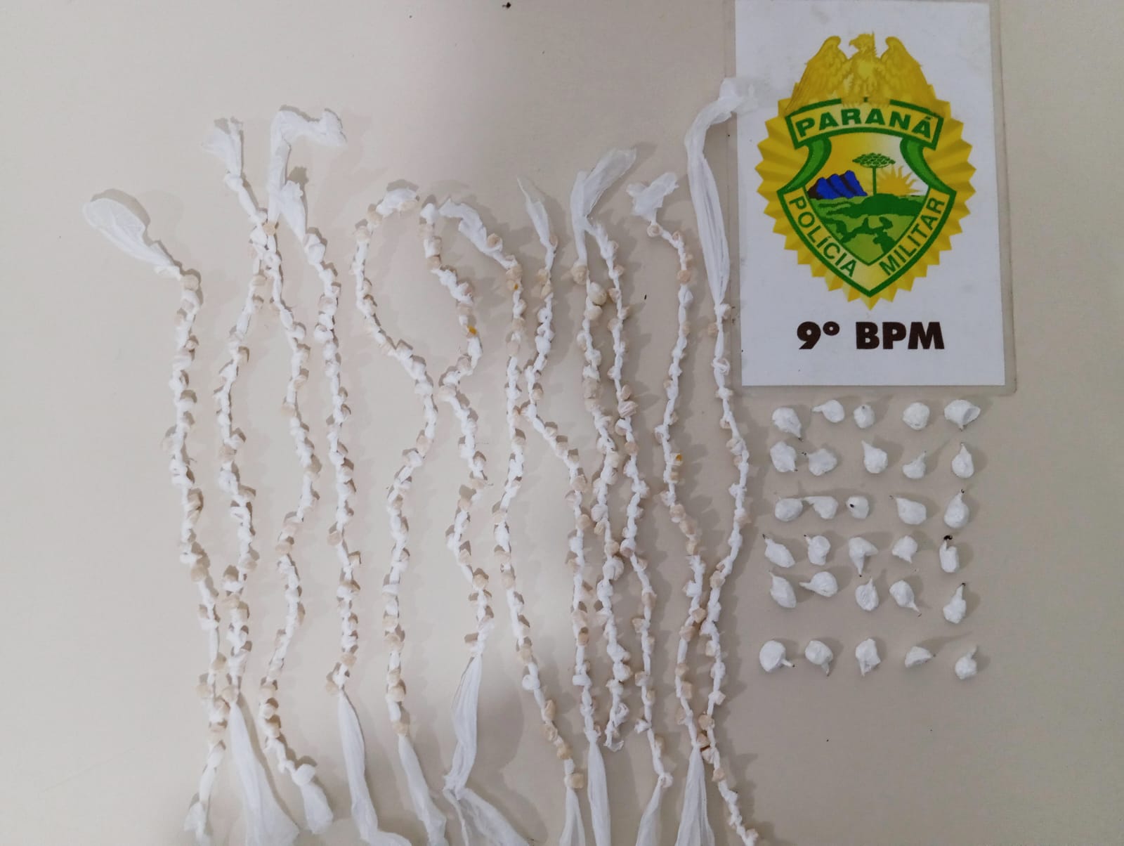 Tentativa de abordagem policial termina com 300 pedras de crack e 30 porções de cocaína apreendidas em Guaratuba 1 01 Tentativa de abordagem policial termina com 300 pedras de crack e 30 porcoes de cocaina apreendidas em Guaratuba 1