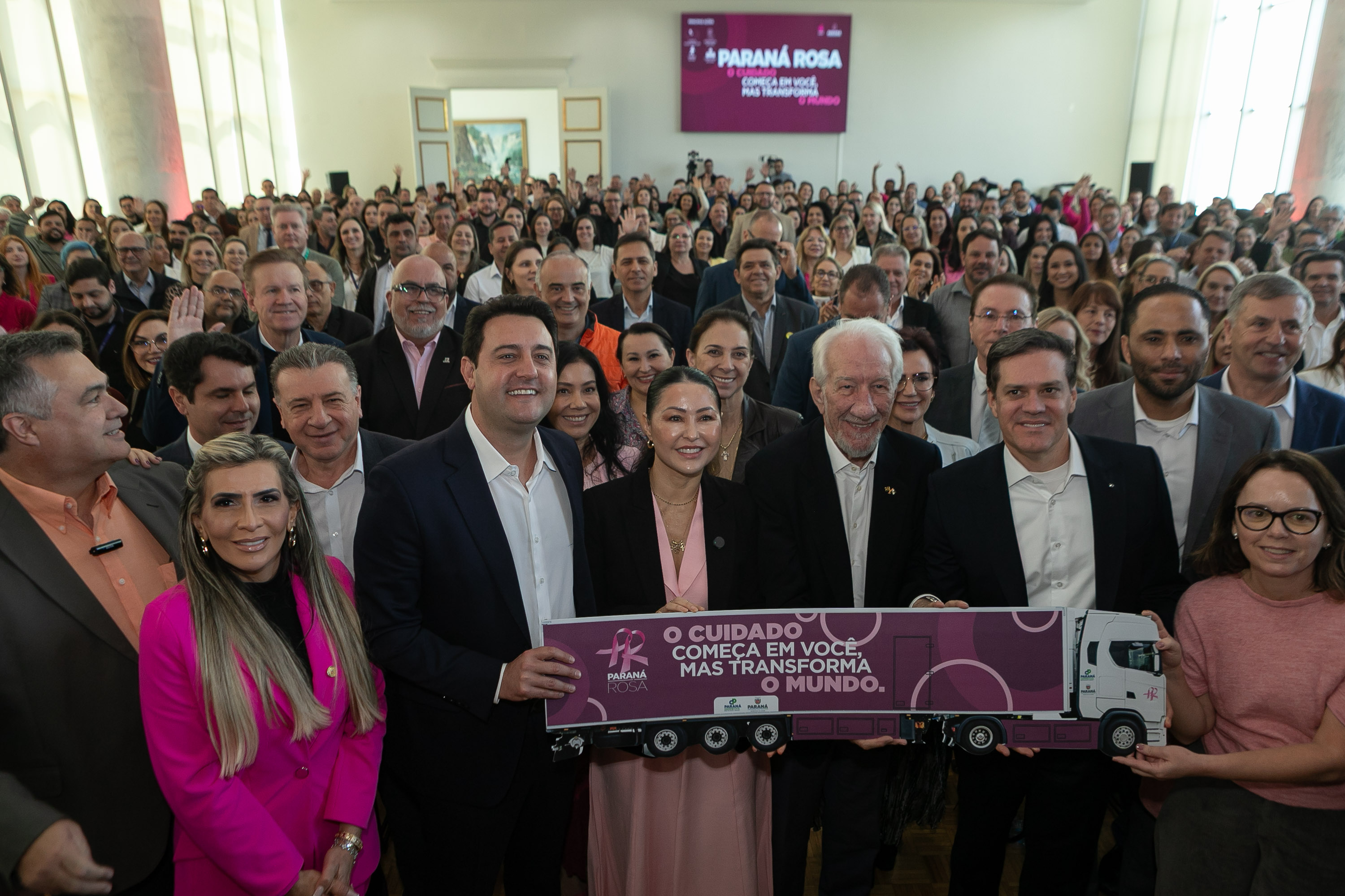 Junto ao governador Ratinho Junior, prefeito e vice-prefeita participam de lançamento do Paraná Rosa 1 Adriano Ramos e Fabiana Parro estiveram em Curitiba no lançamento da 7.ª edição do Paraná Rosa que terá ações em Paranaguá (Foto: Roberto Dziura Jr/AEN)
