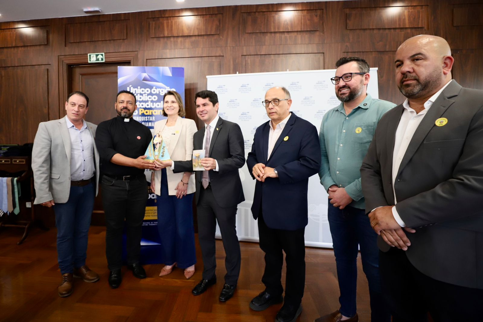 Reunião teve a presença do reitor do Santuário do Rocio, padre Dirson Gonçalves, junto ao presidente da Alep, Alexandre Curi, e deputados Flávia Francischini e Hussein Bakri, entre outros (Foto: João Victor Crisanto)