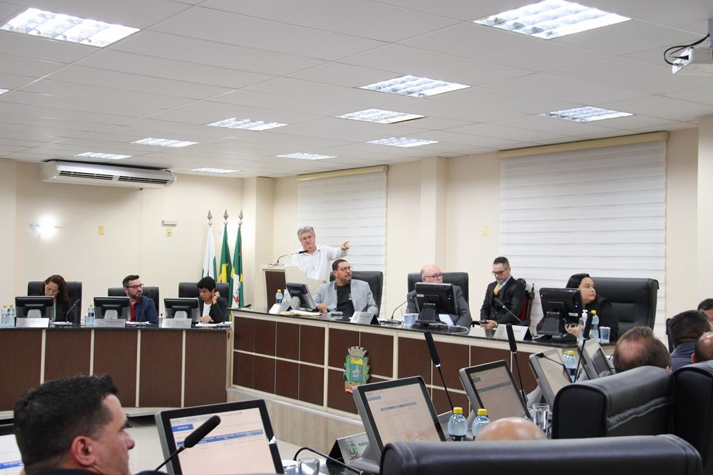 Secretário de Obras de Paranaguá expõe falhas e entraves da Avenida Atílio Fontana em sessão na Câmara 1 Rebello destacou que o objetivo foi esclarecer pontos que, segundo ele, vêm sendo alvo de desinformação nas redes sociais. “O local adequado para esse debate é aqui, e não nas redes sociais”, afirmou (Foto: Câmara de Paranaguá/Divulgação)