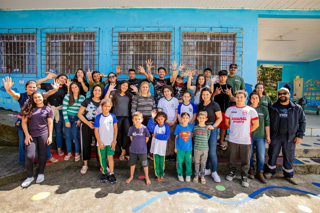 Com apoio da Portos do Paraná, oficina do Paranaguá Mais Cores transforma escola na Ilha de Eufrasina 2 “Com o apoio da Portos do Paraná, conseguimos chegar pela primeira vez a uma ilha, levando a perspectiva de transformar espaços com murais de arte”, ressalta o artista Gio Montenegro (Foto: Claudio Neves/Portos do Paraná)