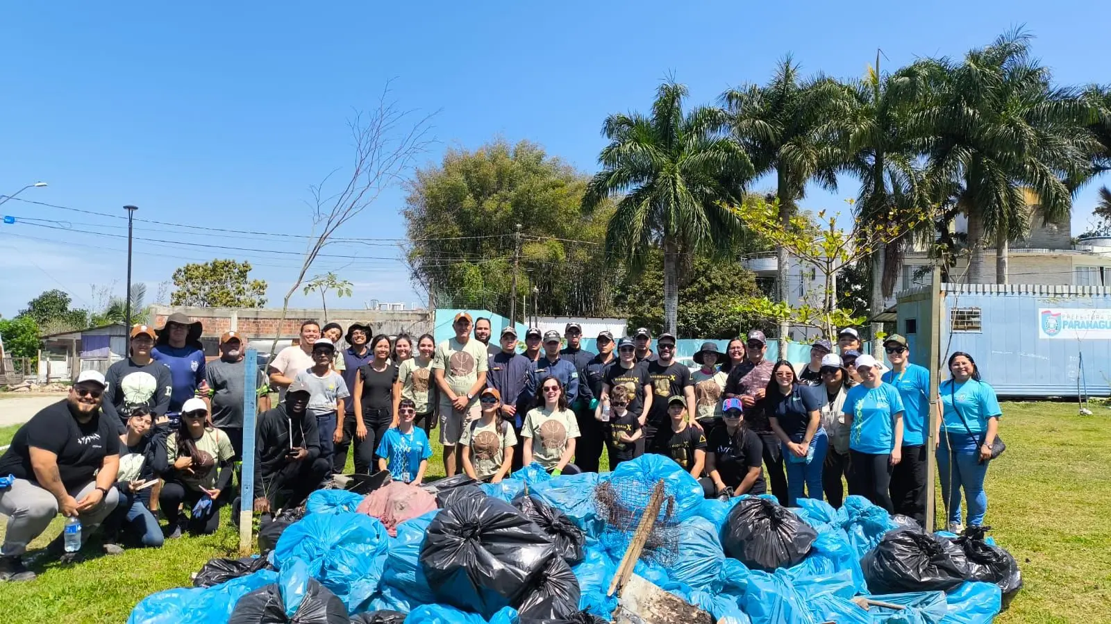 Equipes do município e voluntários atuaram em oito locais do município (Foto: Prefeitura de Paranaguá)