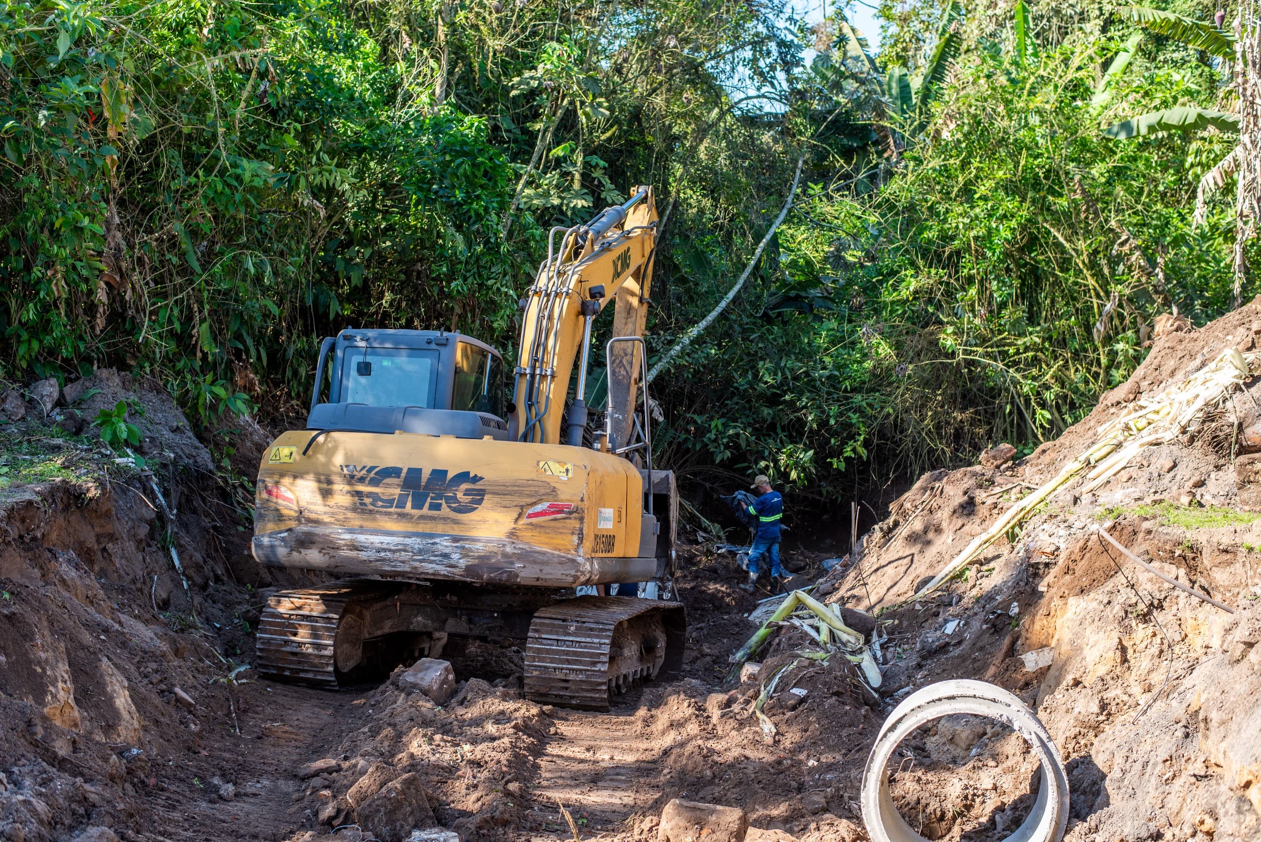 Força-tarefa para prevenção de alagamentos é realizada em vários pontos de Paranaguá 1 "A iniciativa prevê a instalação de novas e mais eficientes manilhas, com o foco em manter o fluxo das águas e prevenir alagamentos", afirma a Prefeitura de Paranaguá (Fotos: Moyses Zanardo)