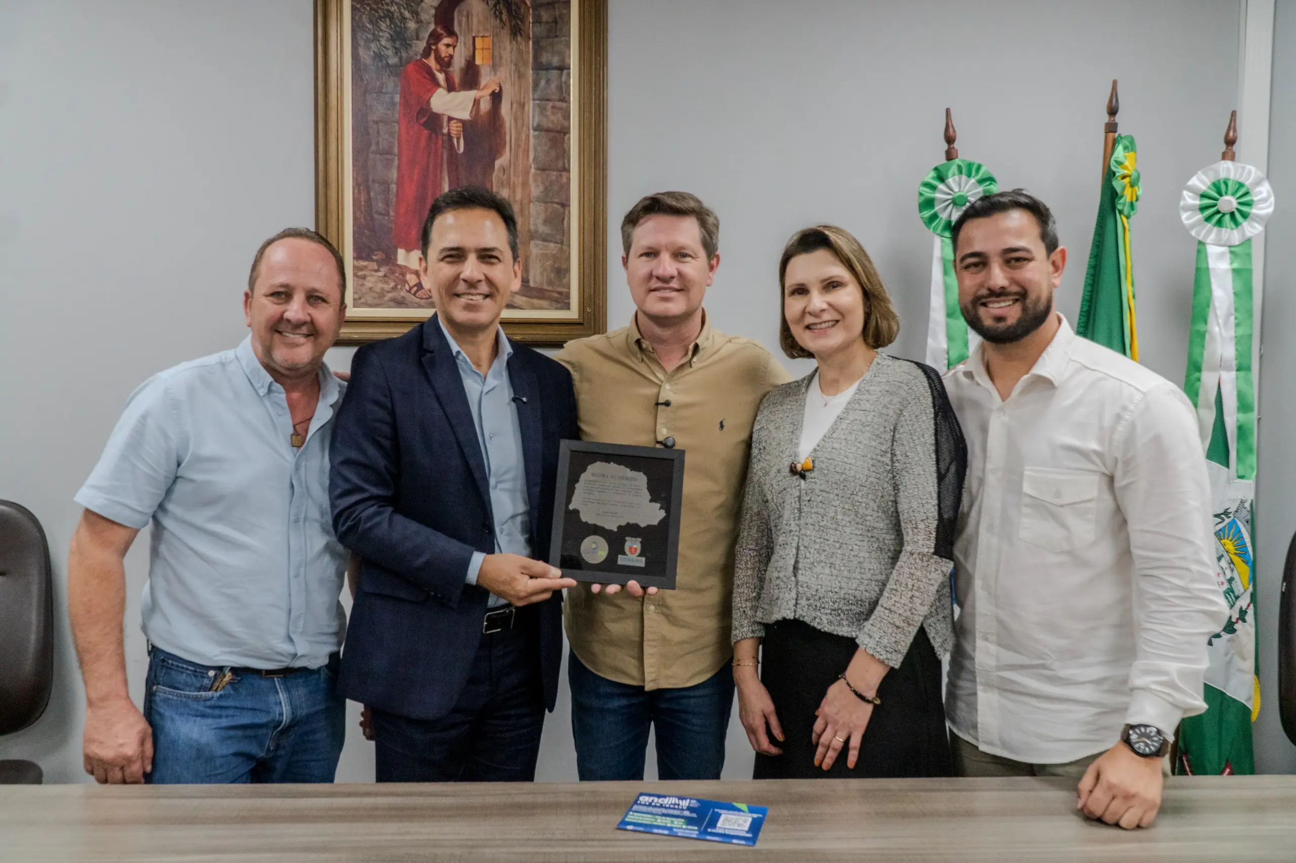 Santin Roveda fez reconhecimento à dedicação profissional de Adriano Ramos, que é despachante do Detran há 27 anos (Foto: Wilson Leandro)