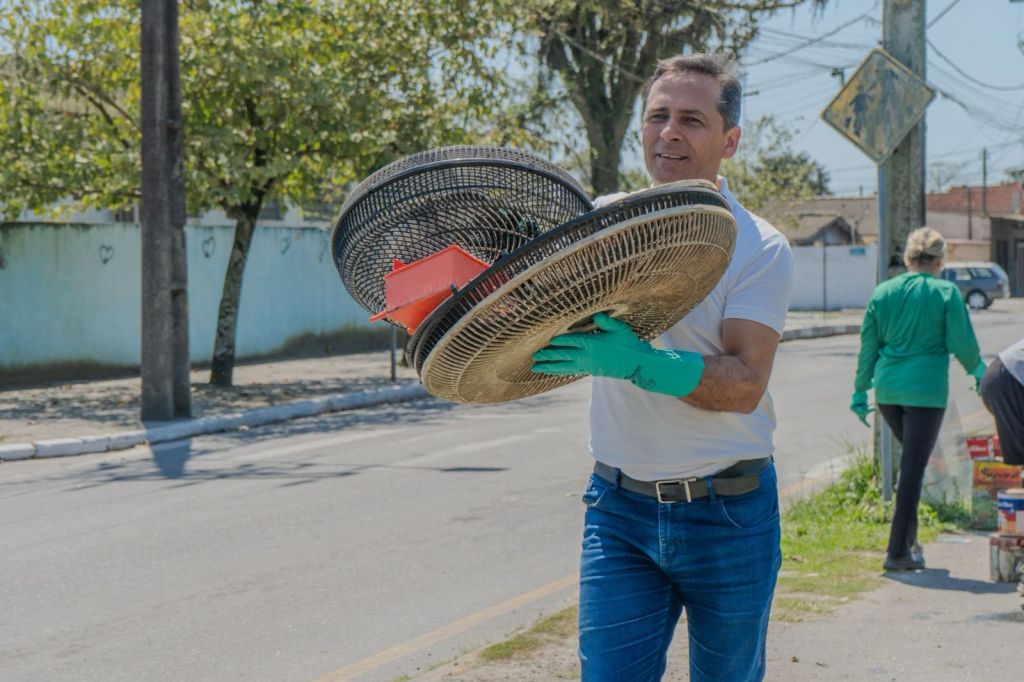 Mais de 17 toneladas de resíduos são retiradas de rios, praias e manguezais em Paranaguá 2 “Só tenho que agradecer a todos que estiveram envolvidos nessa ação, a colaboração das empresas, os voluntários que dedicaram um pouquinho do seu tempo para ajudar o meio ambiente", afirma o prefeito Adriano Ramos (Foto: Prefeitura de Paranaguá)