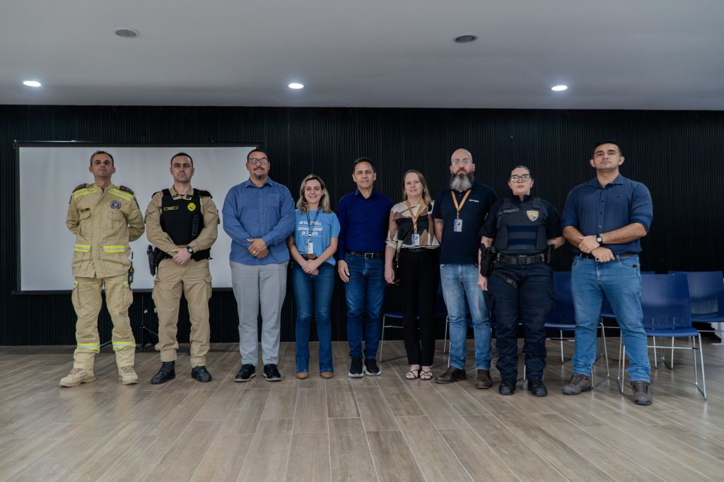 "Desacelere: seu bem maior é a vida": Paranaguá abre programação da Semana Nacional do Trânsito 2 "Em oito meses, com apoio do Governo do Estado, garantimos R$ 70 milhões para a construção de dois viadutos em 'U' na Avenida Roque Vernalha, além de R$ 862 mil para modernizar a sinalização da cidade", afirma o prefeito Adriano Ramos (Foto: Silvia Costa)